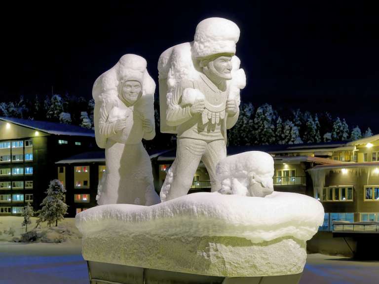 Eine Statue eines Mannes und einer Frau im Schnee