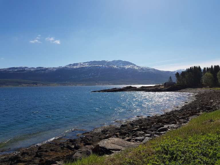 Ein großer See mit einem Berg im Hintergrund