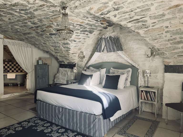 Ein Schlafzimmer mit einem Bett und einem Kronleuchter