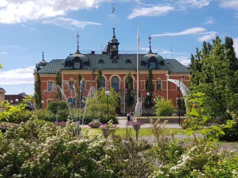 Ein großes rotes Gebäude mit einem Uhrturm darauf
