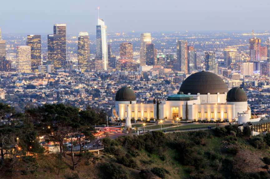Ein blick auf die skyline von los angeles bei nacht