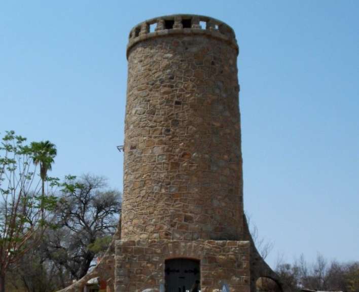 Ein großer Steinturm mit einem blauen Himmel im Hintergrund