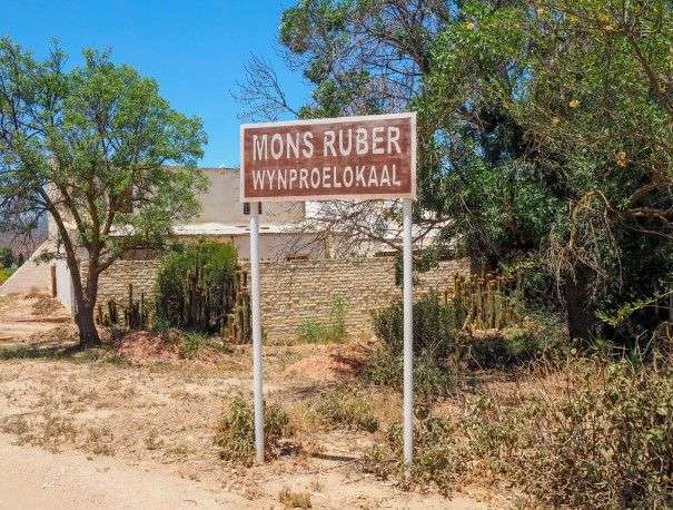 Ein Schild mit der Aufschrift mons ruber wynproelokaal