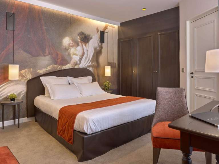 Ein Hotelzimmer mit einem Bett und einem Stuhl