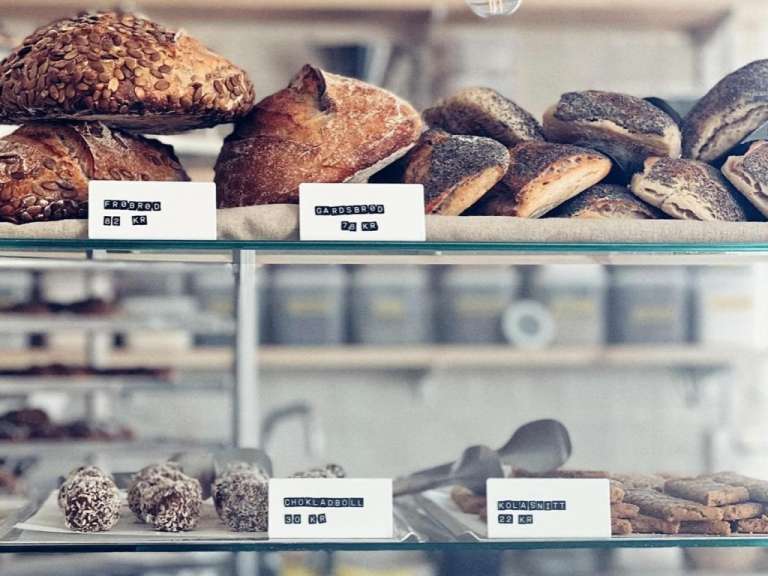 Verschiedene Arten von Brot und Gebäck stehen auf einem Regal
