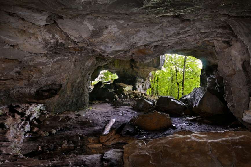 Eine Höhle mit Bäumen im Hintergrund