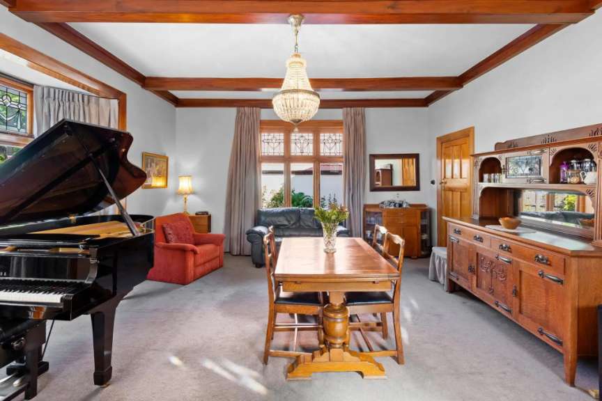 Ein Wohnzimmer mit einem Klavier und einem Esstisch