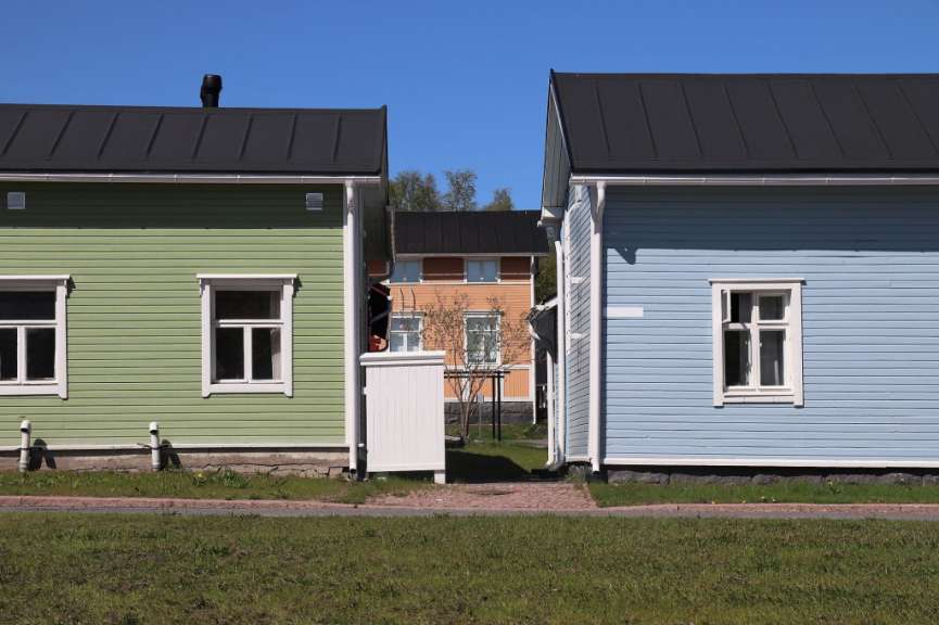 Ein grünes Haus steht neben einem blauen Haus