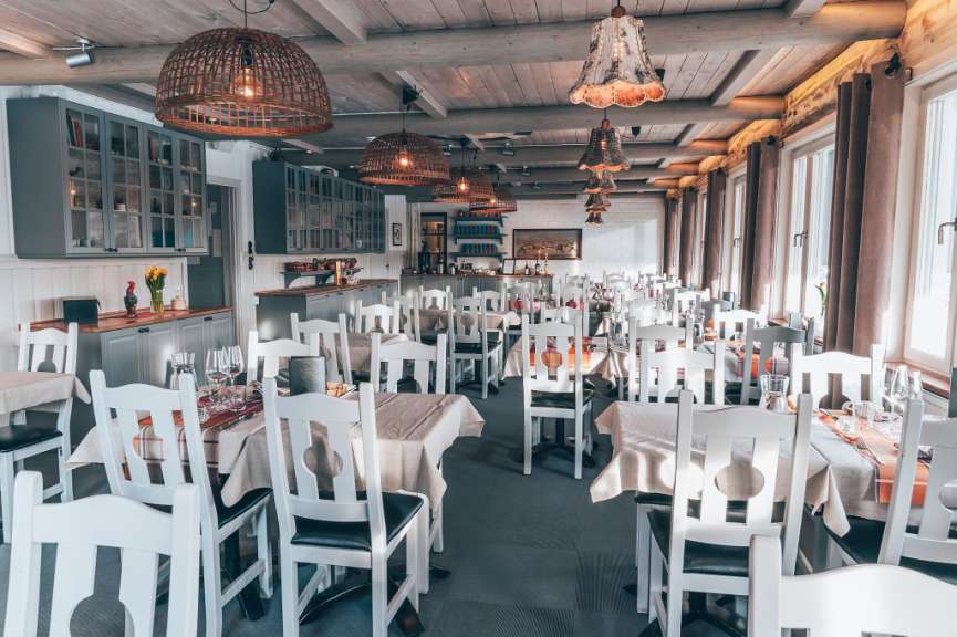 Ein Restaurant mit vielen Tischen und Stühlen