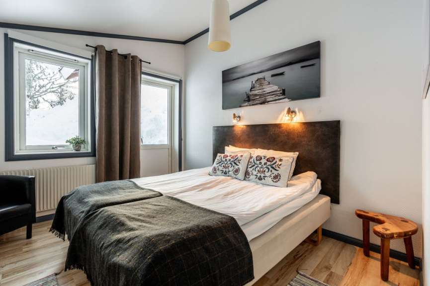 Ein Schlafzimmer mit einem Bett und einem Gemälde an der Wand