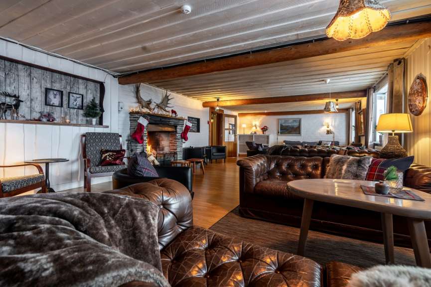 Ein Wohnzimmer mit vielen Möbeln und einem Kamin