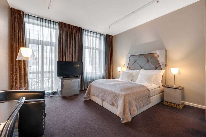 Ein Hotelzimmer mit einem Bett und einem Fernseher