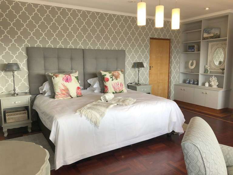 Ein Schlafzimmer mit einem Bett und zwei Nachttischen