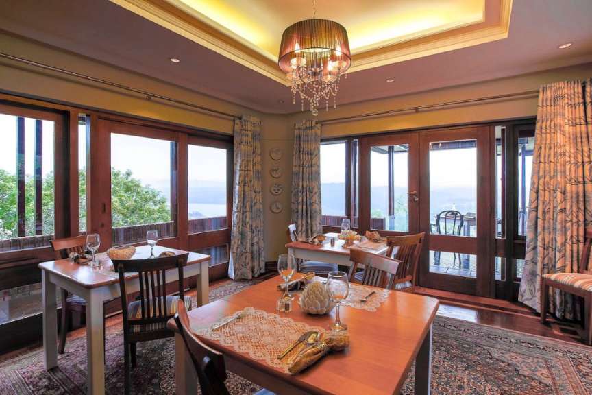 Ein Esszimmer mit Tischen und Stühlen und einem Kronleuchter