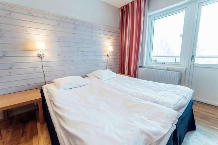 Ein Hotelzimmer mit zwei Betten und einem Fenster