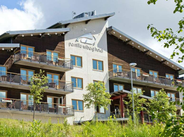Ein großes Hotel mit vielen Balkonen steht auf einem Hügel