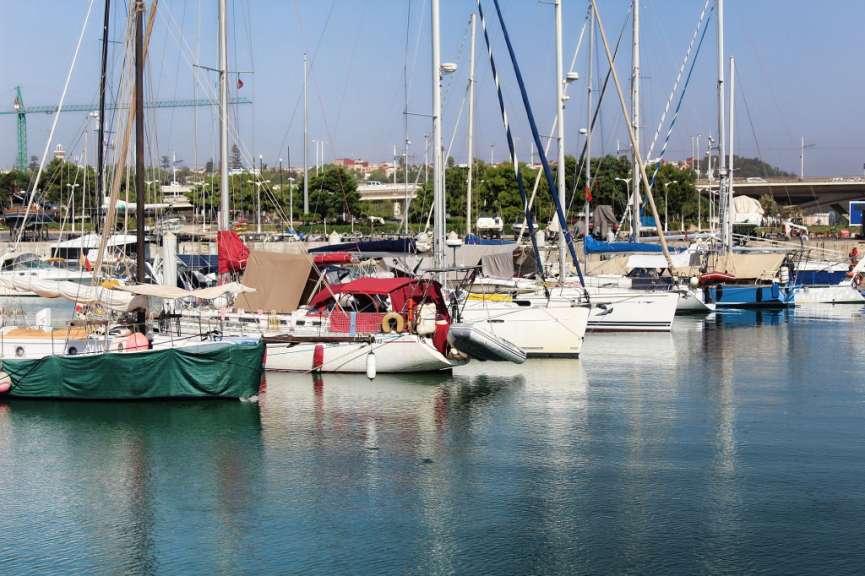 Eine Reihe von Booten, die in einem Hafen festgemacht sind
