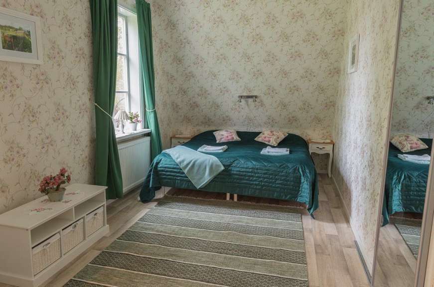 Ein Schlafzimmer mit einem Bett und einem Spiegel