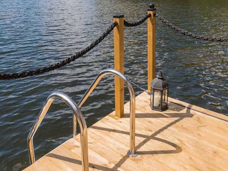 Ein Holzdock mit einem Seil und einer Laterne darauf