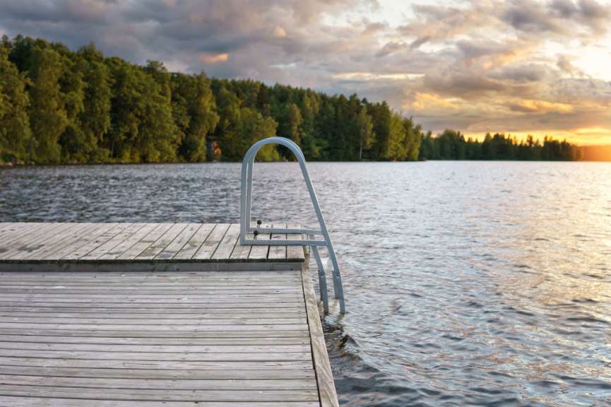 Ein Holzdock mit einer Treppe, die ins Wasser führt