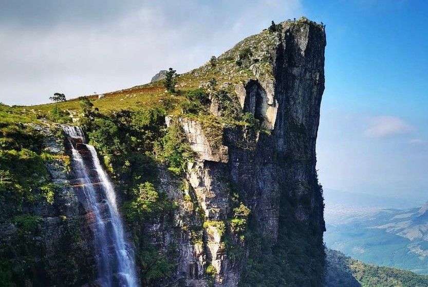 Ein Wasserfall steht an der Seite eines felsigen Berges