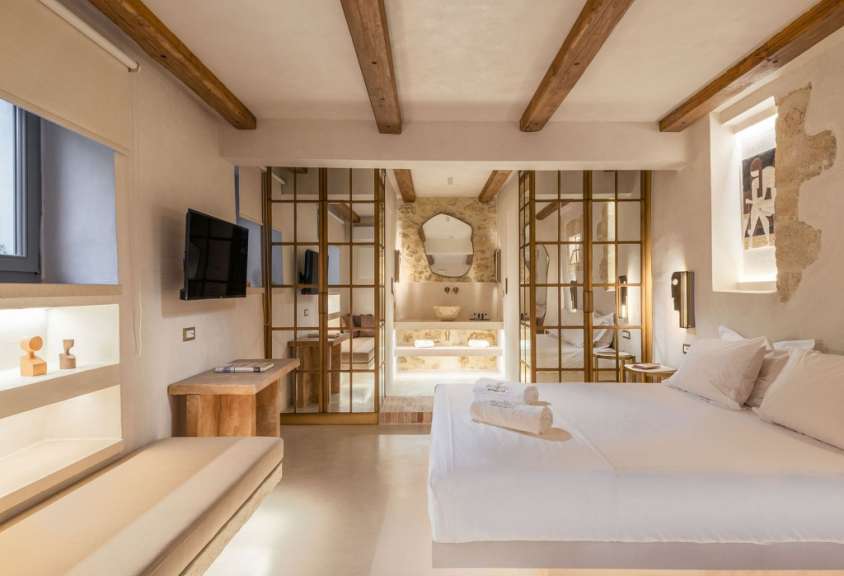 Ein Schlafzimmer mit einem Bett und einem Fernseher