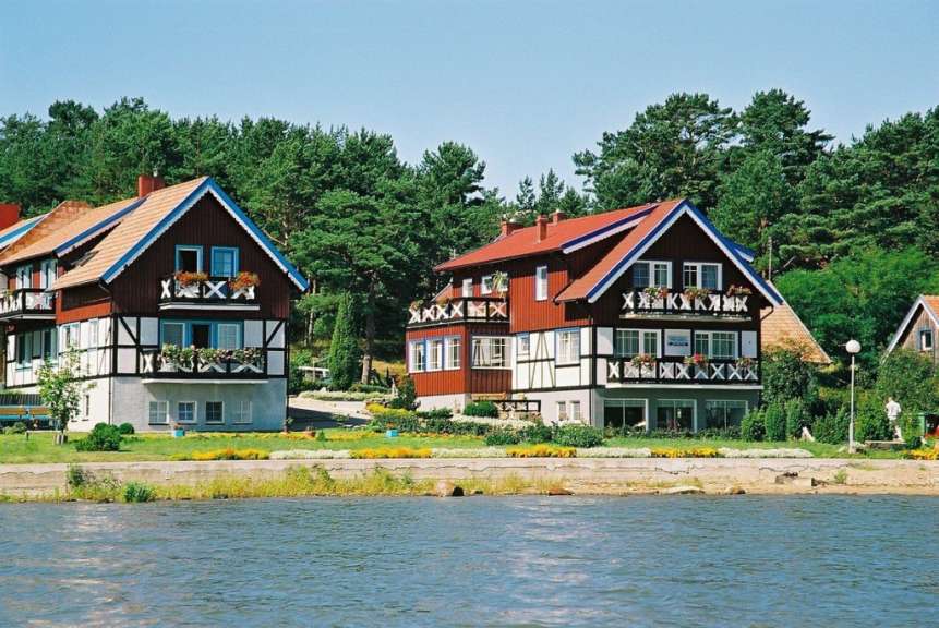 Eine Gruppe von Häusern neben einem See mit der Aufschrift xxx