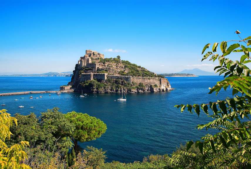 Eine kleine Insel im Ozean mit einem Schloss darauf