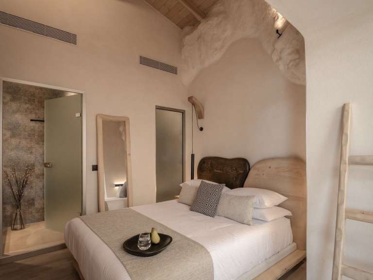 Ein Schlafzimmer mit einem Bett und einem Spiegel