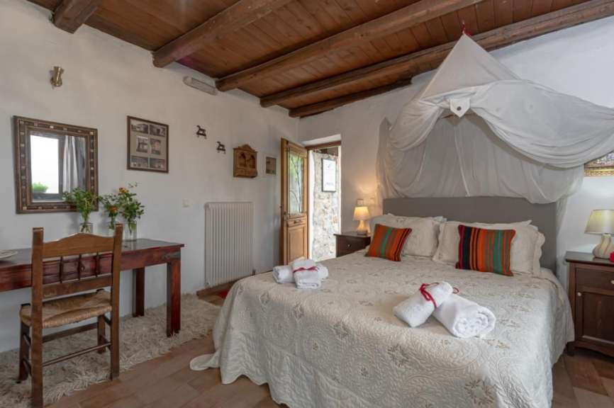 Ein Schlafzimmer mit einem Bett und einem Schreibtisch