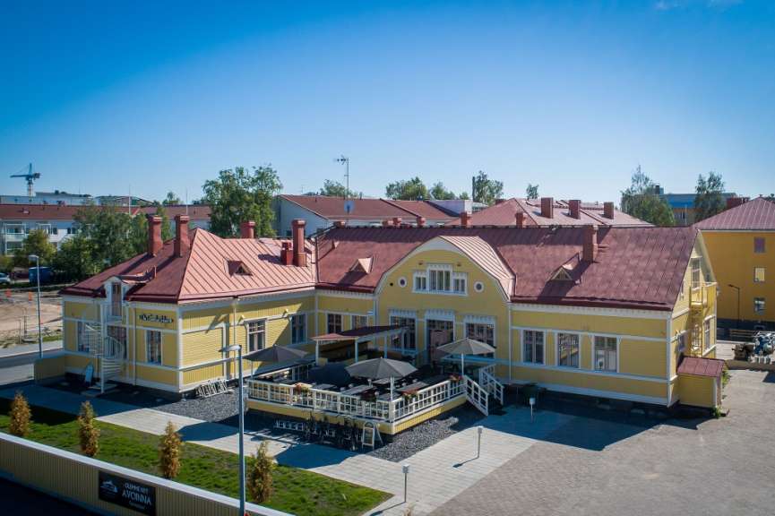 Ein großes gelbes Gebäude mit einem roten Dach