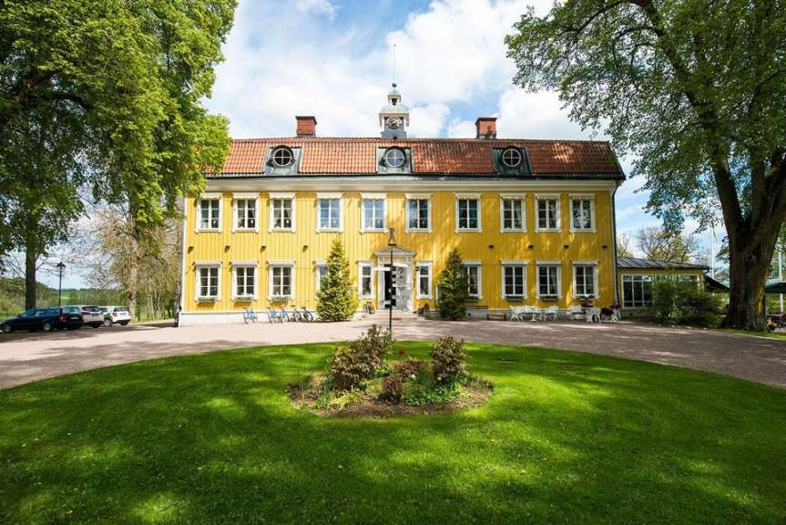 Ein großes gelbes Gebäude mit einem Uhrturm darauf