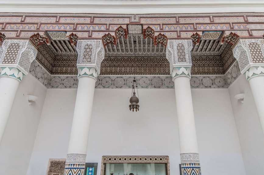 Ein weißes Gebäude mit einer sehr dekorativen Decke