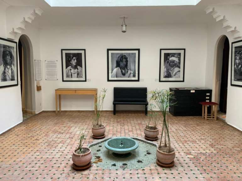 Ein Raum mit einem Brunnen und Bildern an der Wand