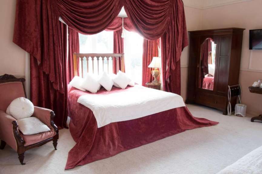 Ein Schlafzimmer mit einem Bett und einem Stuhl