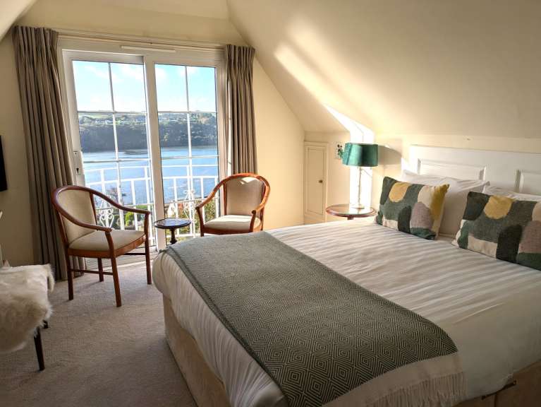 Ein Hotelzimmer mit einem Bett und einem Stuhl