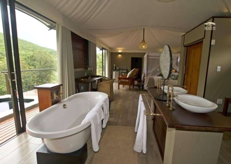 Ein Badezimmer mit zwei Waschbecken und einer Badewanne