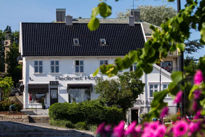 Ein weißes Gebäude mit der Aufschrift " rederiet hotel " darauf