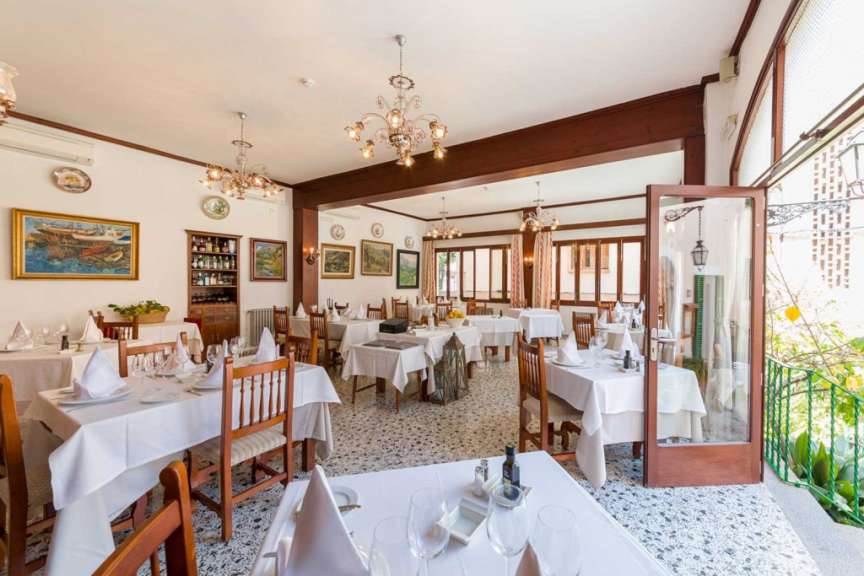 Ein Restaurant mit vielen Tischen und Stühlen