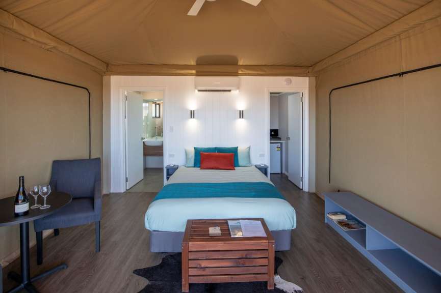 Ein Hotelzimmer mit einem Bett und einem Tisch