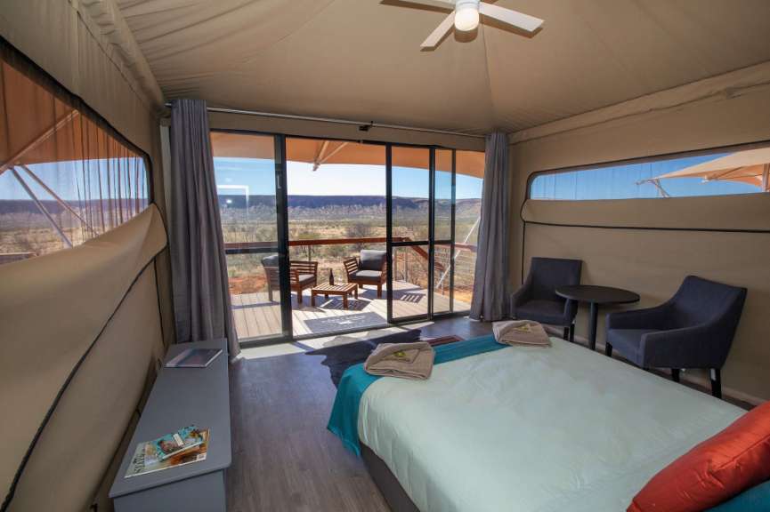 Ein Schlafzimmer mit einem Bett und einem Tisch