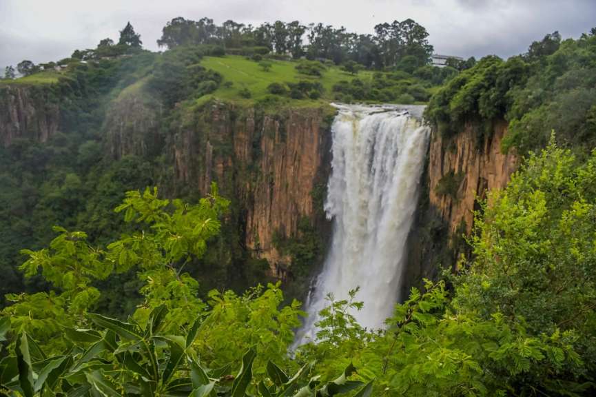 Ein Wasserfall inmitten einer üppigen grünen Landschaft