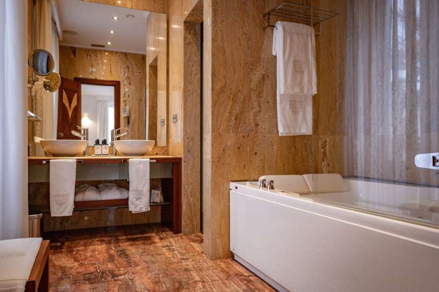 Ein Badezimmer mit zwei Waschbecken und einer Badewanne