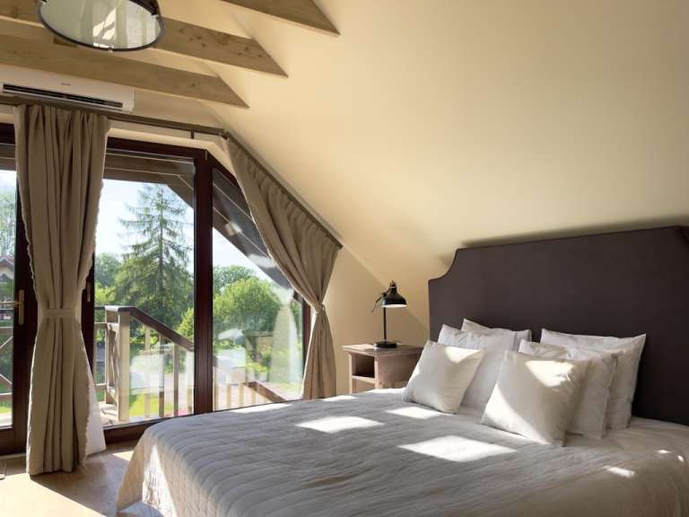 Ein Schlafzimmer mit einem Bett und einem großen Fenster
