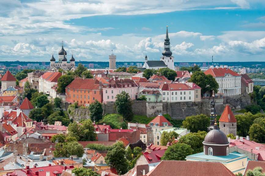 Eine Stadtlandschaft mit vielen Gebäuden und Kirchen