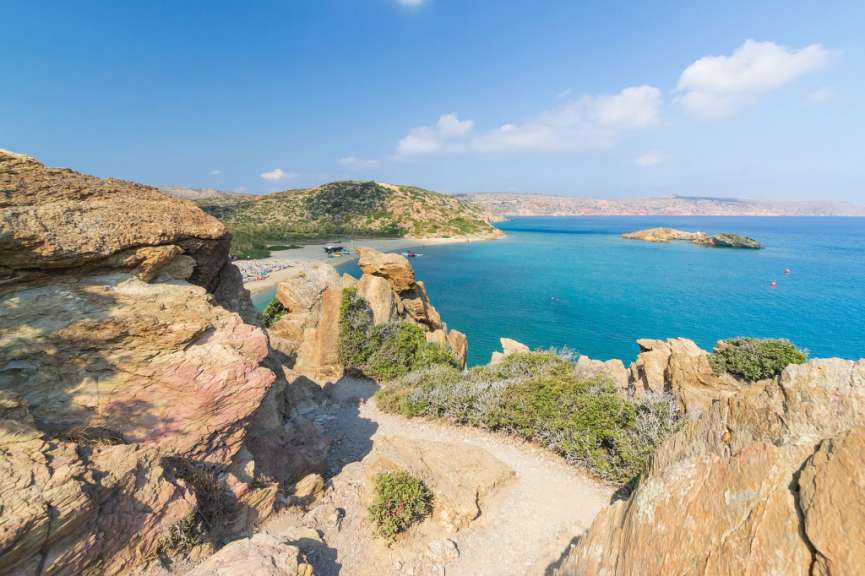 Ein Blick auf einen Strand von einem Felsen aus