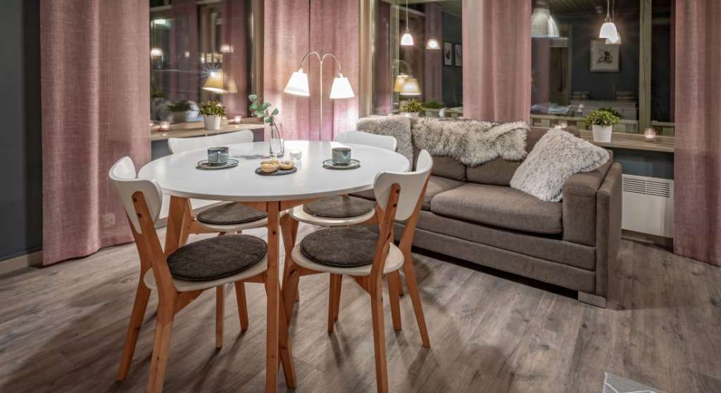Ein Wohnzimmer mit einem Couchtisch und Stühlen