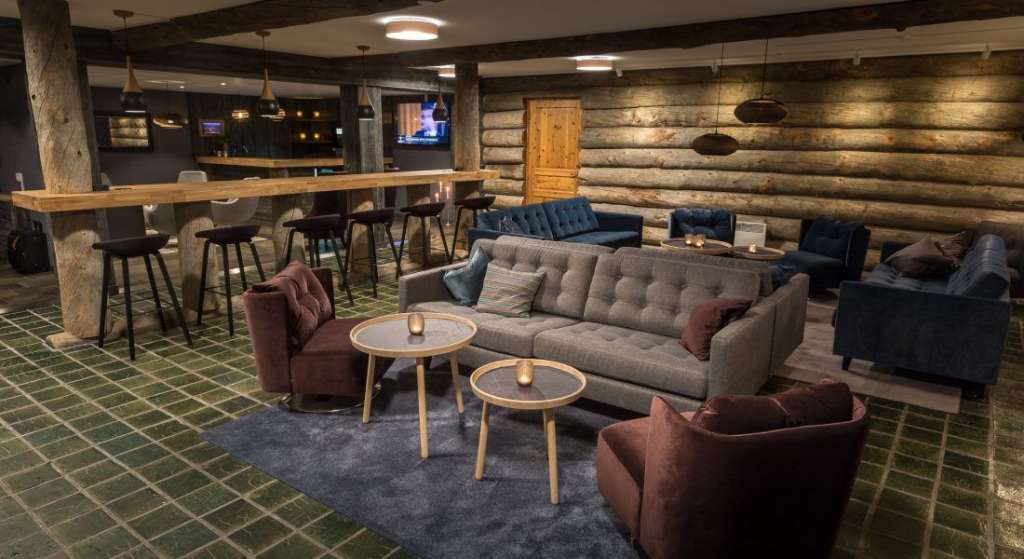 Ein Wohnzimmer mit vielen Möbeln und einem Fernseher