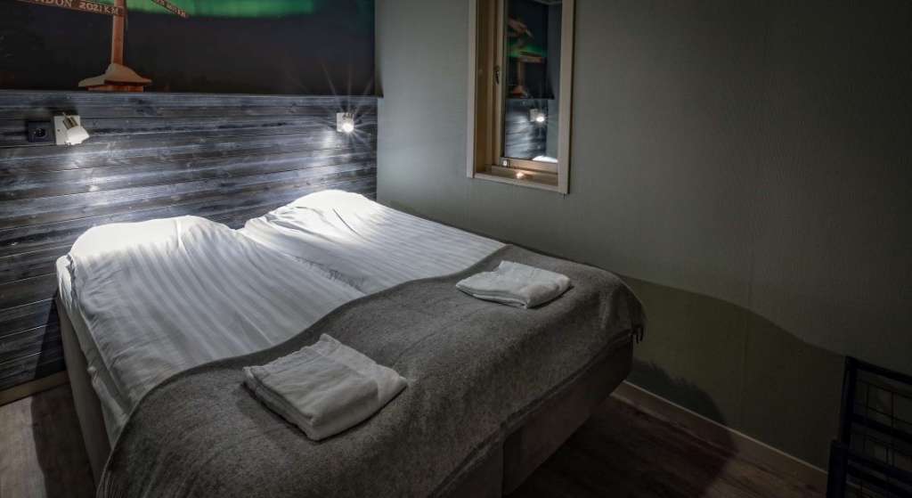 Ein kleines Schlafzimmer mit einem Bett und einem Spiegel