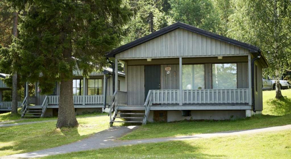 Ein kleines Haus mit der Nummer 12 darauf